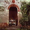 Collectie Nationaal Museum van Wereldculturen TM-20017548 Ingang naar het zijaltaar van de Rooms-katholieke kerk in Marigot. Saint Martin Boy Lawson (Fotograaf).jpg