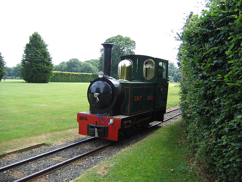 File:Cotswold Wildlife Park -Burford, England -small train-25June2006.jpg