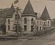 Černobílá fotografie Rossland Court House v roce 1909