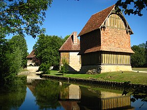 Crevecoeurenauge chateau colombier ferme riviere.JPG