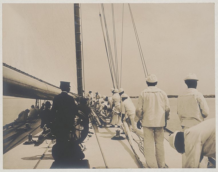 File:Crew handling sail on the yacht Reliance, winner of 1903 America's Cup LCCN2018645924.jpg