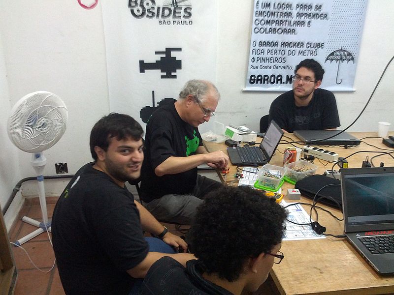 File:Curso Educação, Direitos Humanos e Tecnologias - primeira visita ao Garoa Hacker Clube - 04.jpg