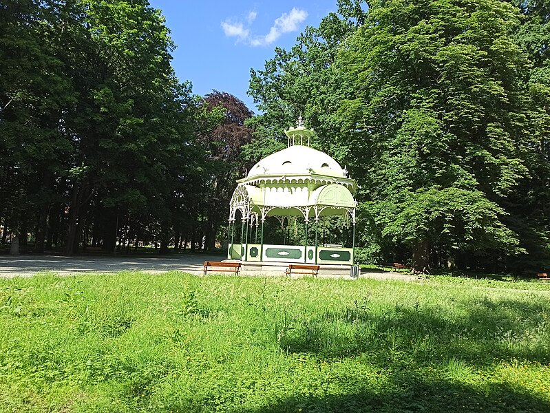 File:Decorated arbour from 1887 in Prudnik, 2020.06.23 02.jpg