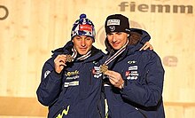 Dekoracja medalowa sprintu drużynowego w kombinacji norweskiej (8).jpg