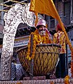 Delhi-12-Fest-Guru hinter Pauke-1976-gje.jpg