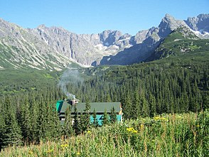 Schutzhütte Schronisko PTTK Murowaniec im Vordergrund, Dolina Czarna Gąsienicowa im Hintergrund