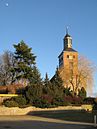 Dorfkirche mit Kirchhofeinfriedung und Kriegerdenkmal