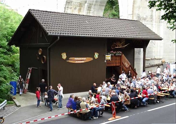 Datei:Dorfmuseum Mumpf Festgemeinde bei der Einweihung 2012.tif