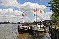 Nederlands: De ELISABETH en de RAM voor de wal op de Hollandsche IJssel bij Ouderkerk.