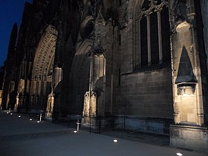 Parvis, façade occidentale, portails, de nuit