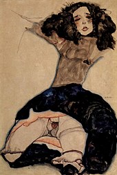 Schwarzhaariges Mädchen mit hochgeschlagenem Rock, 1911