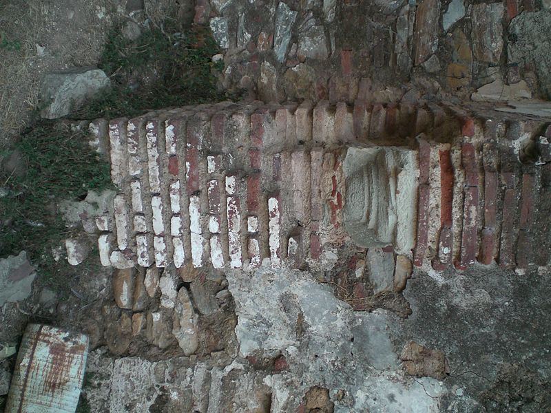 File:Ermita de la Hiedra o Yedra. Detalle de un muro.jpg