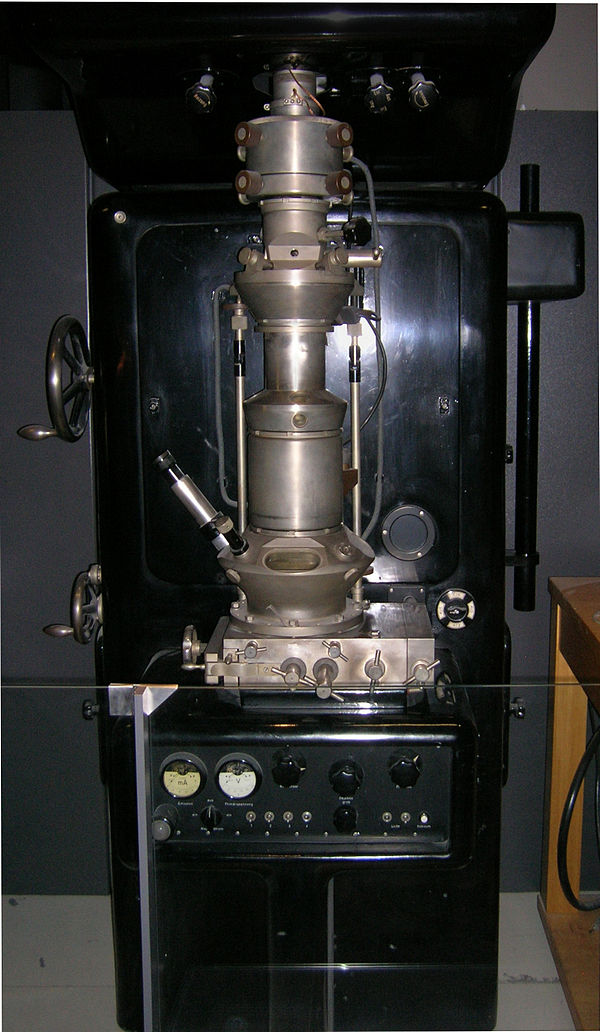 Figure 5: Replica built in 1980 by Ernst Ruska of the original electron microscope, in the Deutsches Museum in Munich