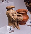 Etrusco-Corinthian plastic aryballos - monkey holding vessel - Roma MNEVG - 01