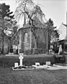 Koor en kerkhof in 1965