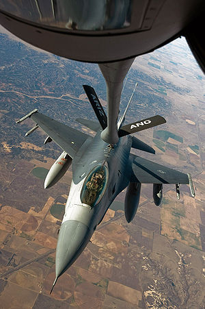 תדלוק של מטוס F-16. התדלוק האווירי כרוך בעלויות גבוהות, סיכון גדול יחסית, וציוד מיוחד המותקן על מטוס באופן שמונע שימוש בו למטרות אחרות.