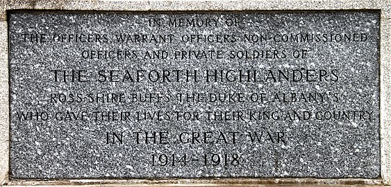 Le mémorial des Seaforth Highlanders.