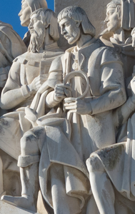 Ferdinand Magellan u památníku objevů v Lisabonu (Portugalsko).