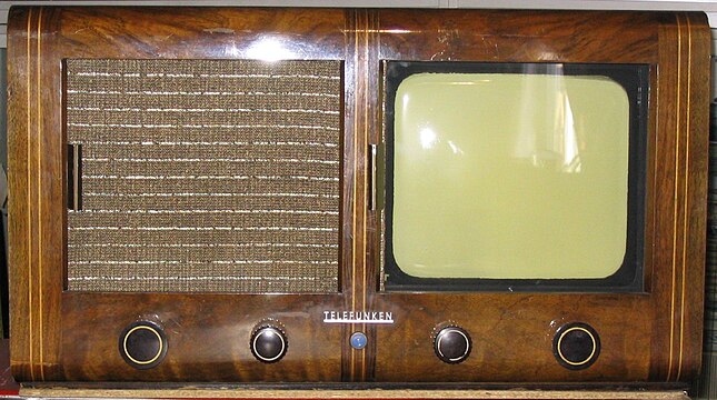 Телевизор 30 годов. Телевизор «Telefunken Fe-III» 1934. Приемник Телефункен 1939. Телефункен первый телевизор. Телефункен третий Рейх.