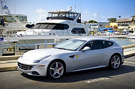 Ferrari FF; com motor central dianteiro e tração nas quatro rodas