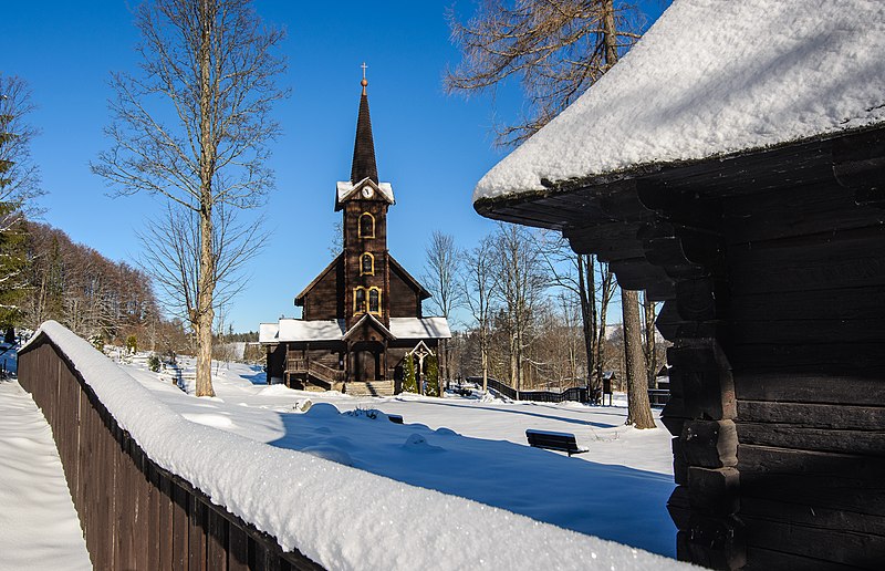 File:Filiálny kostol sv.Anny v Tatranskej Javorine.jpg