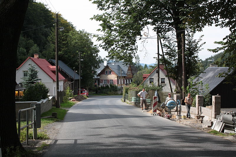File:Filipka (Oldřichov v Hájích), silnice (1).jpg