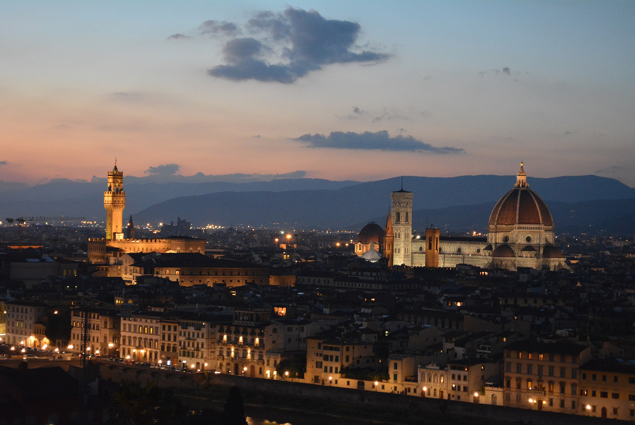 Piazzale Michelangelo al tramonto, con veduta del Duomo di Santa Maria del Fiore, degli Uffizi, di Santa Croce e di Palazzo Vecchio