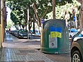 Bandera de Ucrania en un contenedor de reciclaje de la avenida Andalucía, 2022-09-09.