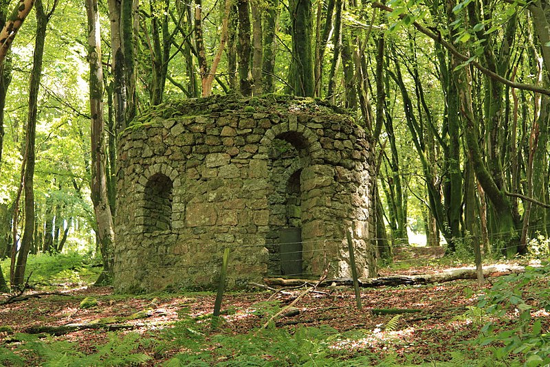 File:Folly in The Fold - geograph.org.uk - 2471236.jpg