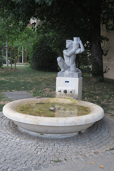 File:Fontaine of Rue de la Servette-IMG 3544.JPG