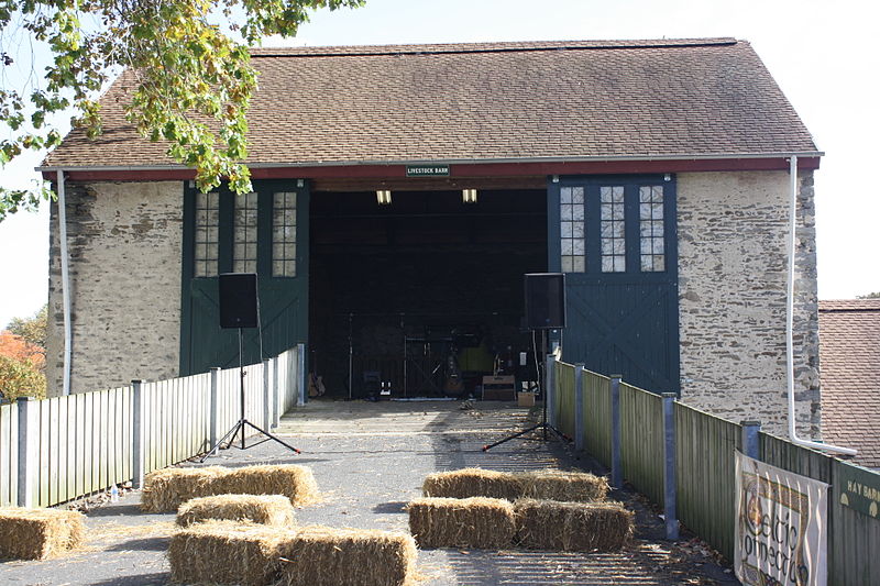 File:Fox Chase Farm Bank Barn 02.JPG