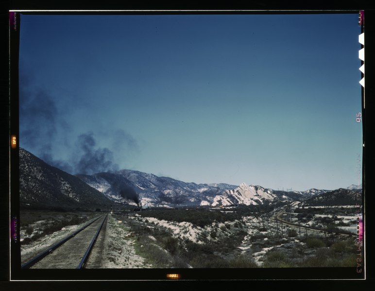 File:Freight train going up Cajon Pass through the San Bernardino Mountains, Cajon, Calif. LCCN2017878144.tif