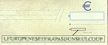 Bilde som viser en kassertsjekk med gul bakgrunn.  Et innlegg viser en forstørrelse av en del av inngangslinjen for datoen, slik at teksten "Europa vil ikke skje samtidig" blir lesbar.