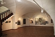 Čeština: Galerie Dolní brána v Prachaticích, jižní Čechy. V přízemí je prodejní galerie, v patře je výstavní galerie. V době pořízení snímku byla výstava obrazů Barbory a Adama Kašparových. English: Dolní Gate Gallery in Prachatice, South Bohemian Region, Czechia. There is a sales gallery on the ground floor and an exhibition gallery on the first floor.