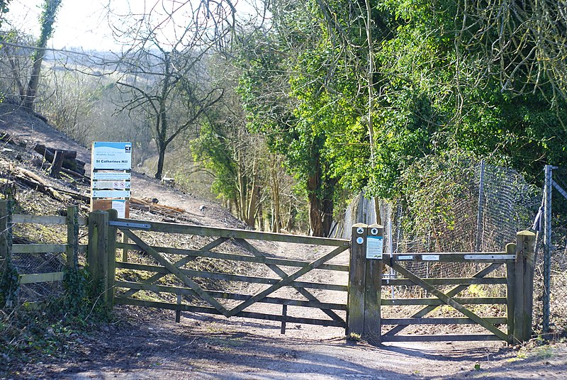 File:Gateway at St.Catherine's Hill, Winchester - geograph.org.uk - 1736677.jpg
