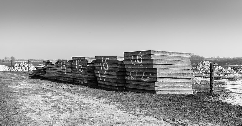 File:Gebruikte betonplaten naast de Aldewei Boornzwaag. 06-04-2020. (actm.) 02.jpg