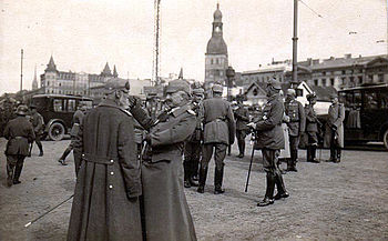 Немачки војници у заузетој Риги, тада као део Руске Империје (1917) (пуна величина: 806 × 499 *)