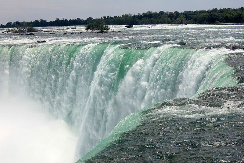 File:Gfp-canada-niagara-falls-really-close-up-of-the-falls.jpg