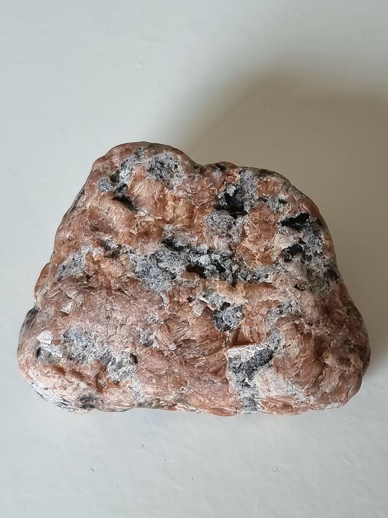 Bretagne - Côte de granit rose 800px-Granit_rose_%28Tr%C3%A9gastel%29_-_vue_de_ses_composants