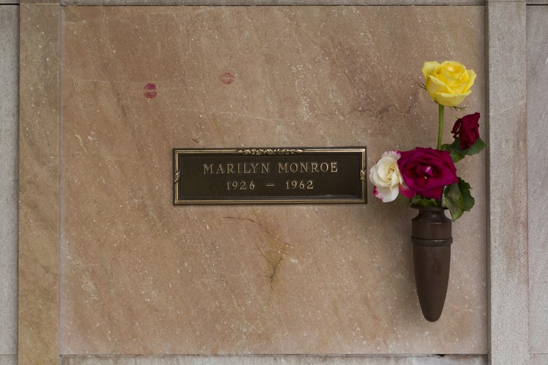 File:Grave stone of Marilyn Monroe at Pierce Brothers Westwood Village Memorial Park Cemetery, 1218 Glendon Avenue, Los Angeles, California LCCN2013632347.tif