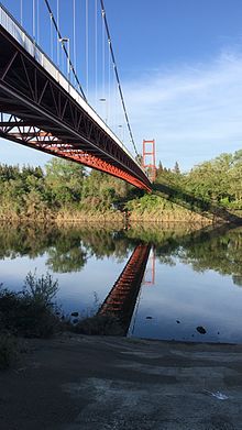 Vista del fiume American da sotto il Guy West Bridge nel campus dello stato di Sacramento