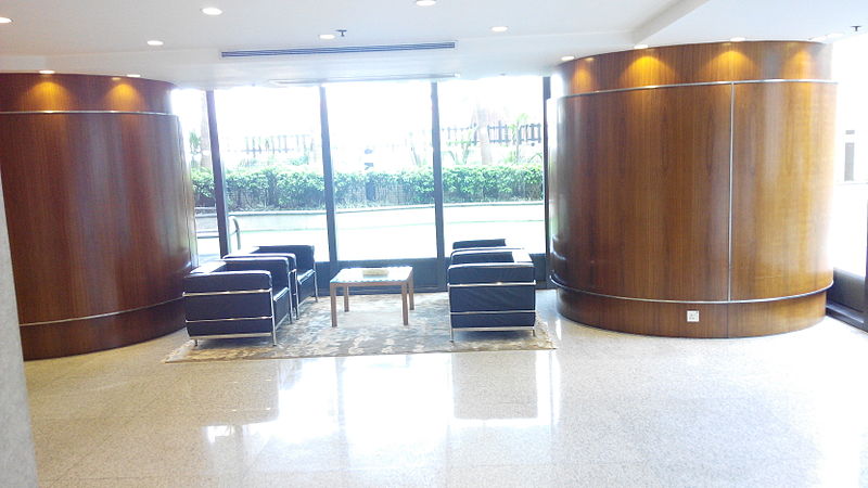 File:HK SW FV 羅便臣道80號 Robinson Road clubhouse waiting room interior Apr-2015 RedMi.jpg