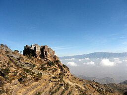 Jabal An-Nabi Shu'ayb i bakgrunden, sett från ett berg med terrasser och byggnader.