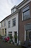 Woonhuis, in sobere traditionele vormen, ondanks een modernisering in het derde kwart van de 20ste eeuw, 19de-eeuws van karakter maar in oorsprong veel ouder.