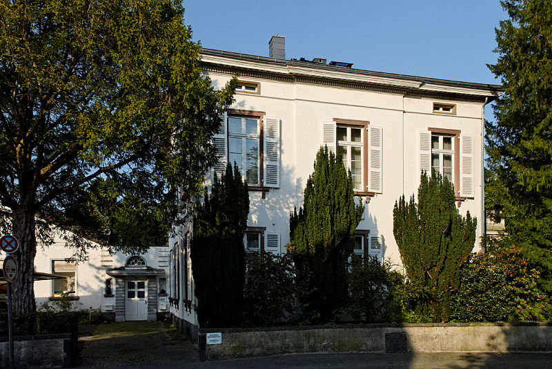 File:Haus Draengenburg in Duesseldorf-Urdenbach, von Suedwesten.jpg