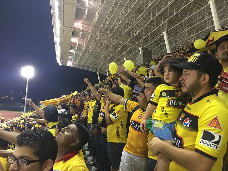 File:Hinchada de Barcelona SC en el Estadio Christian Benitez B.JPG