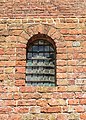 Im Scheitel schlichter, keilförmiger Ziegelbogen-Schlussstein ohne Schmuck (Kirchenfenster in Hegebeintum)