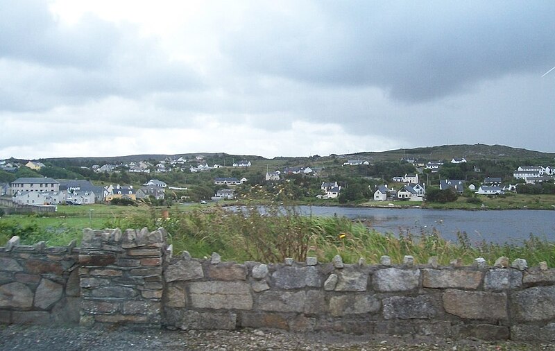 File:Houses on the shores of the Dungloe Inlet - geograph.org.uk - 3229008.jpg