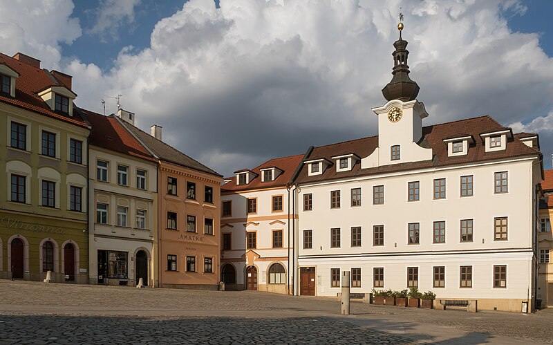 File:Hradec Králové, Renesanční palác Martina op het Malé náměstí (Dm142186-492) IMG 6759 2018-08-05 18.17.jpg