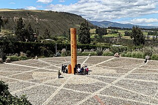 Quitsato-Säule auf der Äquatorlinie